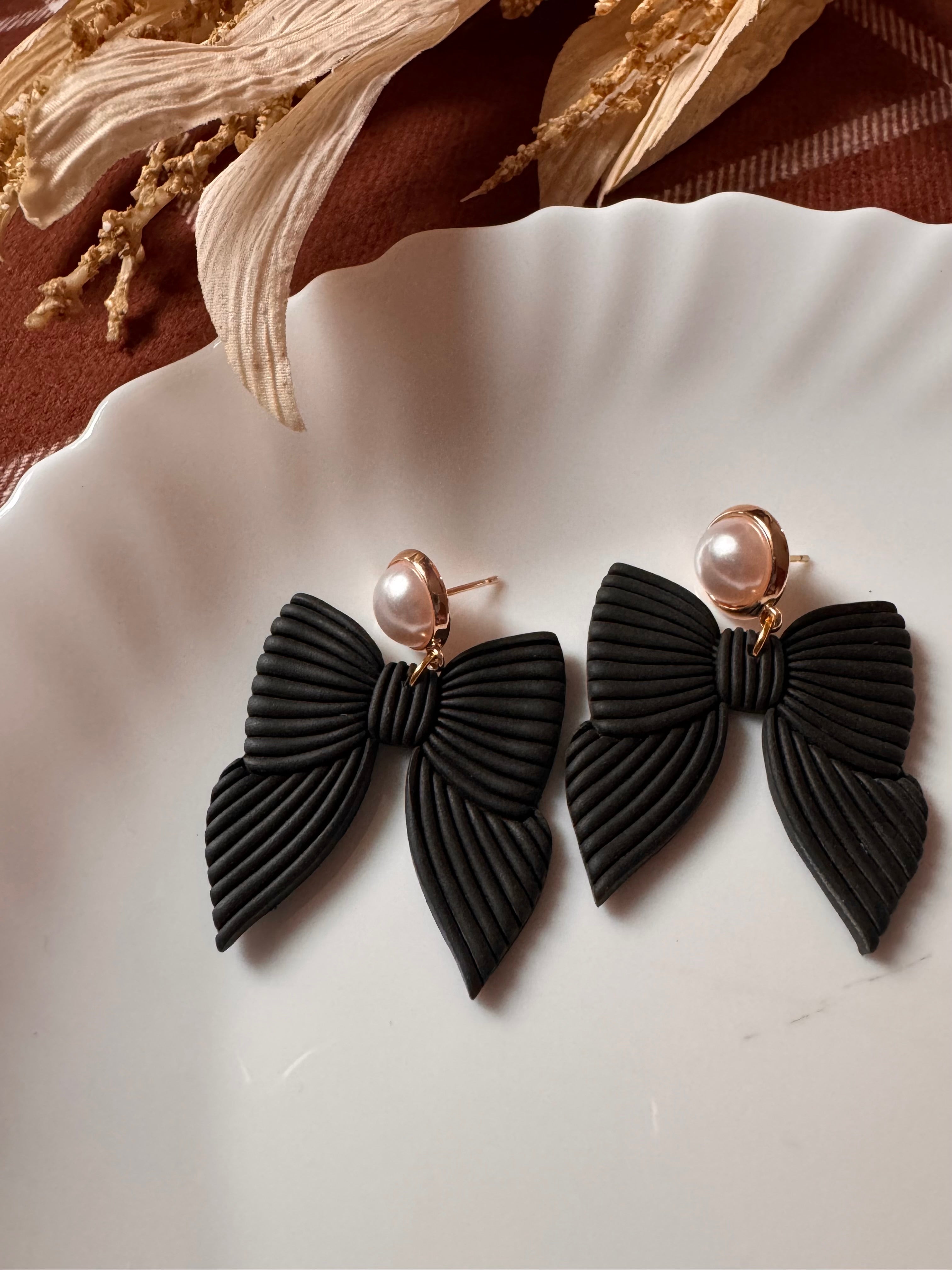 Bows & Pearls, Black